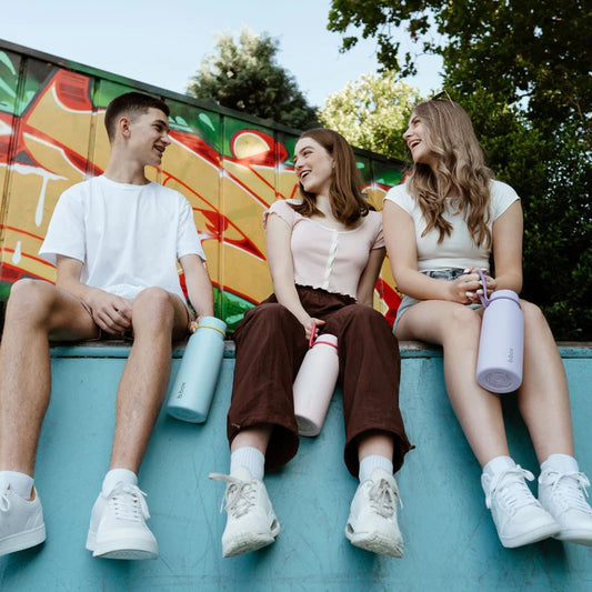 b.box Insulated Flip Top 1 Litre Bottle - pool side